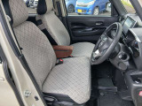 運転席側からの画像です。純正のシートカバー付きで汚れを防ぎながら、素敵にみせてくれます!