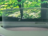 【ヘッドアップディスプレイ】現在の速度や走行情報をデジタル表示で運転席前方のガラスに投影!運転中、目線をずらさず必要な情報を確認できるのでとっても便利で安心!