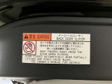 バックドアの底部にイージークローザーの注意書きステッカーが貼ってあります。