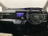 車内は光触媒抗菌消臭施工済です。スタイリッシュなデザインでスポーティなインパネ周りを演出します。グローブボックスやカップホルダーのほかにトレーなどたくさんの収納スペースが付いています。