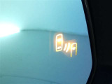 【BSM(ブラインドスポットモニター)】・・・隣の車線を走る車両をレーダーで感知。車両を感知するとドアミラーに搭載されたLEDインジケーターが点灯。