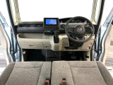 【前方視界】開放的な前方視界!運転がしやすく疲れにくいです♪窓が大きく、見通しがとっても良いおクルマですよ♪