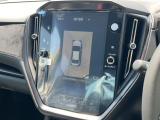 【マルチテレインモニター】車のフロントやサイドのカメラ画像を同時にモニター表示することで、悪路や狭い道を走行時でも周囲の状況確認ができ安心!本格SUVにうれしい装備です♪