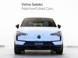 EVエクステリアならではのフロントシールドデザイン、ボルボアイデンティティを進化継承する印象的なトールハンマーライトが、自信に溢れたモダンなフェイスを表現。