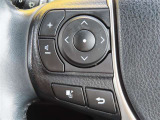 運転中、オーディオの操作をしてて、ハッとしたことはありませんか?ステアリングスイッチは、運転中でもハンドルでオーディオの操作が可能です。安全なドライブをサポートします。