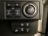 リヤのスライドドアを電動で開閉することが可能になっています☆運転席からもリモコンキーからもドアのハンドルからも開閉が可能です☆