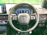 【スエードステアリング】滑りにくい素材が採用され、グリップ性能に優れたステアリングです。ハンドリング時の操作性が向上し、安心・安全な走行に貢献します。高級感あふれる見た目もいいですね♪