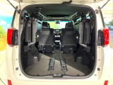 普段のお買い物や通勤、送迎等に十分な荷室スペースを確保しております。セカンドシートを倒すと、大きな荷物の積載も可能です♪