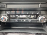 温度の設定のみで快適な風量やモードなどを自動調整してくれるフルオートエアコンを装備!