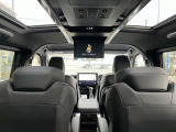 両サイドにムーンルーフが付いており、車内は明るく開放的です♪