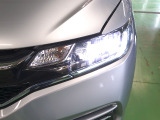 LEDヘッドライト。省電力で明るく遠くまで照らし、夜道や雨天時などの安心感を高めます。点灯の瞬間から光量を放つLEDの特性により、トンネルへの進入直後などでも安心感のある視界を提供します。