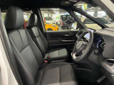 運転席の画像です。足元やシートまわりに余裕があり、リラックスした姿勢で運転が可能です。視界も良好で操作系へのアクセスもしやすく、快適で安心感のあるドライブをサポートします。