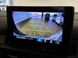 リバースギアに入れるだけで後方の表示へ切り替わります。夜間や雨の日の駐車も楽になりますよ。