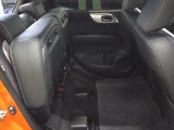 座面を跳ね上げれば、後席が背の高い空間に。アイデア次第で使い方が広がります。