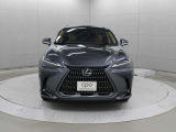 エクステリアは、一目でLEXUSとわかるスピンドルグリルを起点に、人が乗るキャビンの前後を大胆に絞り込んだ菱形のボディと力強く張り出したホイールフレアを融合させ、タイヤの存在を強調しています。