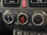 【オートエアコン】一度お好みの温度に設定すれば、車内の温度を検知し風量や温度を自動で調整。暑い&hellip;寒い&hellip;と何度もスイッチ操作をする必要はありません。快適な車内空間には必須の機能ですね♪