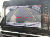 アラウンドビュー付き。上空から車両を見下ろしたような画像に加工された映像をディスプレイで確認しながら車庫入などができ大変便利です。