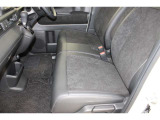 フロントシートはベンチシートです。運転席と助手席の移動が簡単です。