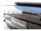 VOLVOロゴをはじめ、後ろ姿も個性際立つブラック仕立て