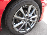 18インチ純正アルミホイールを装備。タイヤサイズは215/45R18となります。
