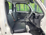 運転席まわりには十分なスペースがあり、大柄な方でもゆったり運転していただける環境です。