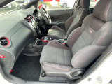 厚みがあって、座り心地のいいソファーのようなシート。運転席も助手席もリラックスしてゆったり座れます。