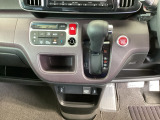 足元スッキリ、インパネシフトです。パーキングブレーキはフットブレーキタイプなので、運転席と助手席の間がスッキリしています。