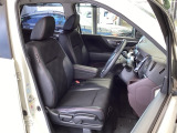 フロント広々、ベンチシートの運転席は、ハイトアジャスターが付いているので、快適にドライブができます。ハンドルはチルトステアリングで、ハンドル位置を上下に調節できます。