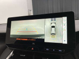 バックカメラの他に上から見下ろしたような画像が見れるアラウンド(全方位)モニター。前後左右を把握できる、すごい機能が装備されています!
