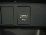 ◆USB接続端子◆スマホやiPodなどを接続して、いつもの音楽を車内でもお楽しみいただけます♪