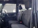 体を包み込むような座り心地で運転をサポートします。
