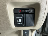 パワースライドドアの開閉はスマートキーのリモコンやドアノブは勿論、運転席側のスイッチ操作でも開閉ができ、安全・簡単です
