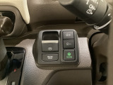 セレクトレバーの右に電子制御パーキングブレーキがあります。スイッチひとつで、停車した地点の傾斜などをシステムが検知・判断してブレーキ力を自動的に最適制御し、しっかり停車できるパーキングシステムです。