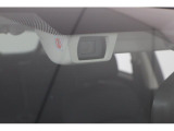 2つのカメラで前方の障害物を自動で認識。走行車線逸脱警告も。その 多数機能が御座います。詳細は当店スタッフまで。