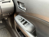 運転席側のドア部。こちらのスイッチでドアミラーの角度調整やパワーウィンドーの操作が可能になります。