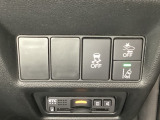 Hondaセンシング用の、VSA(ABS+TCS+横滑り抑制)解除と路外逸脱抑制機能のオンオフスイッチなどはハンドルの右側に装備しています。