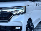 【LEDヘッドライト】悪天候や夜間走行時も良好な視界を確保し安心して運転できる高輝度LEDヘッドライトを装備!点灯速度が早く、消費電力も抑えられています。