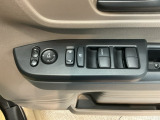 電動格納式リモコンドアミラーと、パワーウィンドウスイッチ等は運転席ドアにあります。