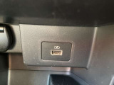USBから端末へ充電可能です。