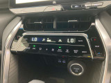デュアルエアコンとは、運転席と助手席で、個別に温度設定ができる機能です。気温の感じ方は、人それぞれ違うもの。乗る人に優しい機能ですね。