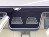 【スマートアシスト】走行中に前方の車両等を認識し、衝突しそうな時は警報とブレーキで衝突回避と被害軽減をアシスト。より安全にドライブをお楽しみいただけます。