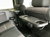 前席背面には格納式のテーブルも装備。食事やスマホ・タブレットでの動画視聴など様々な用途で活躍します。サイドにはちょっとした荷物がかけれる便利なコンビニフック付きです。