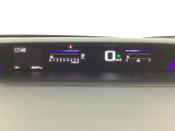 デジタル表示のスピードメーターとタコメーターを大きく配した見やすいメーター部になっています。左側のインフォメーション画面でオドメーターや燃費などの情報を確認できます。