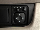 【電動格納ミラー】サイドミラーは電動格納式となっており、狭い駐車場でもキズがつくリスクを抑えられます。