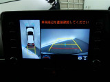 【全周囲モニター】車を上空から見下ろしたような映像をカーナビ画面に映し出し、車庫入れや縦列駐車をサポートしてくれます。