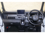 操作性に優れた運転席となります!小物入れや各ボタンの配置にこだわり、使いやすいです!座り心地もよく視認性も良好なのでロングドライブもお任せ下さい!