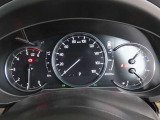 視認性に優れたCX-5の3眼メーターパネル。ドライバーに必要な情報を瞬時に把握できる機能的なレイアウトが魅力です。走る歓びを高めてくれる洗練されたコックピットデザインを、ぜひ店頭でお確かめください。
