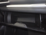 助手席側グローブボックスの収納スペース。車検証や整備記録簿などをすっきりと収納できます。