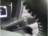 周囲の明るさをセンサーでキャッチして、ヘッドライトを自動的に点けてくれる賢い機能です!