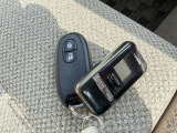 【キーレススタートシステム】カバンやポケットに入れたままでもドアの施錠・解錠が可能なスマートキーを装備。エンジンのオン・オフ時もカギを取り出す必要が無いからとっても便利です♪